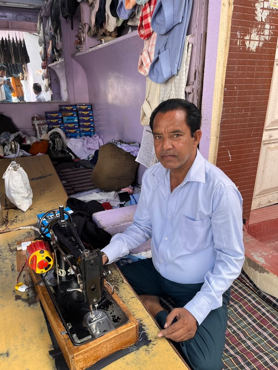 Gupta Tailors ke owner silai machine par
