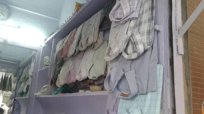 Gupta Tailors mein sile hue shirt